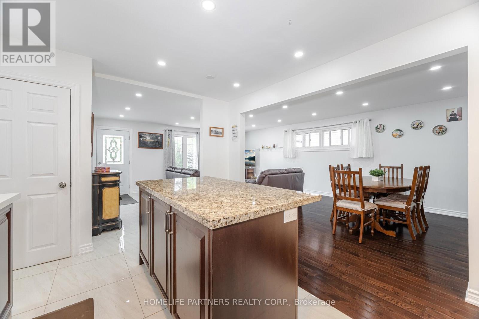Photo 33 of 54 Fordwich Crescent, Toronto ON