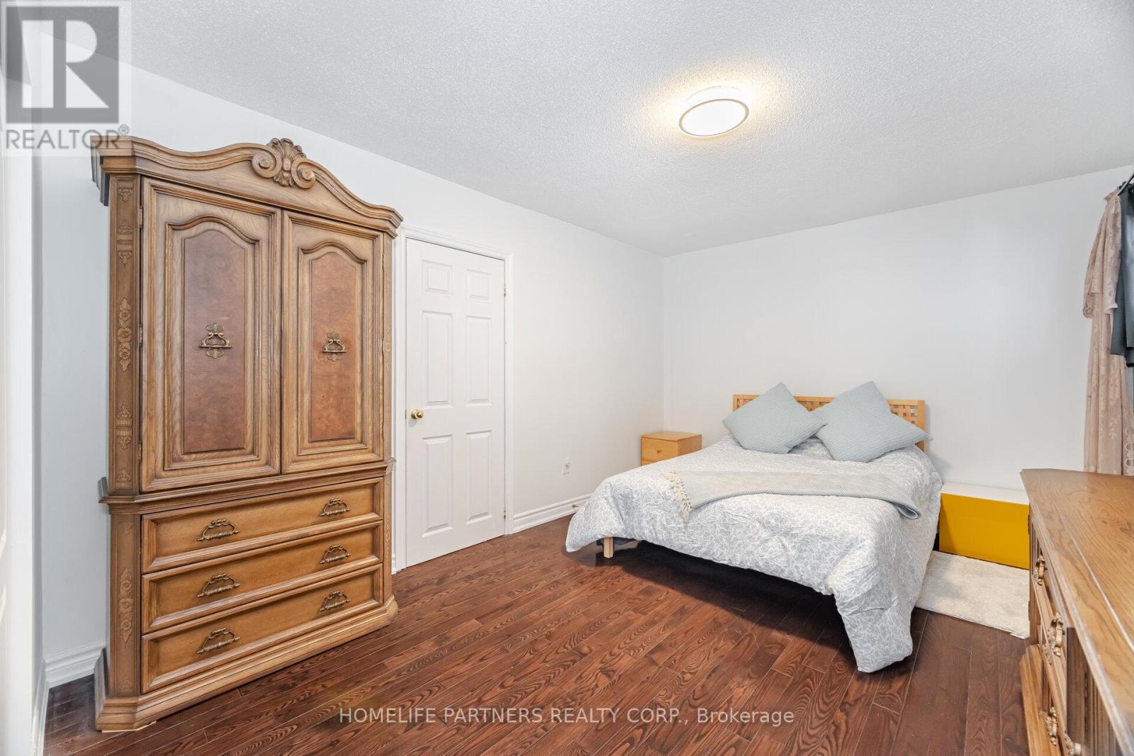 Photo 35 of 54 Fordwich Crescent, Toronto ON