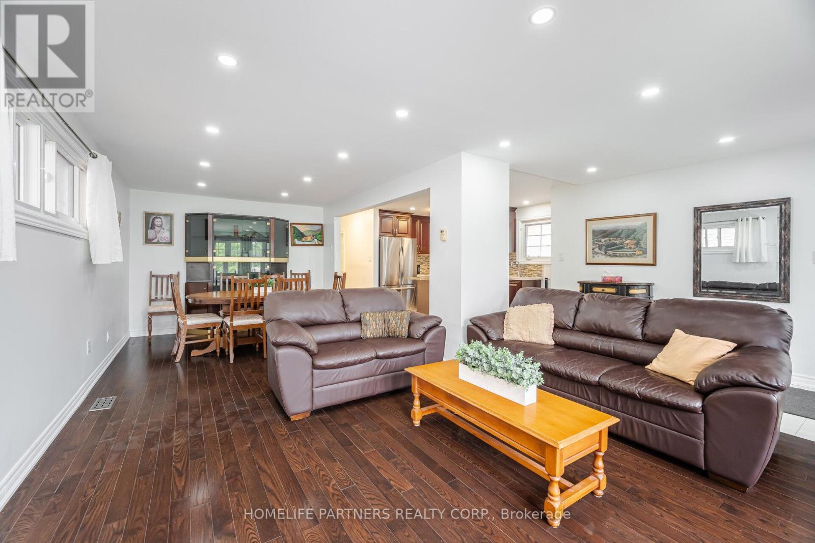 Photo 8 of 54 Fordwich Crescent, Toronto ON