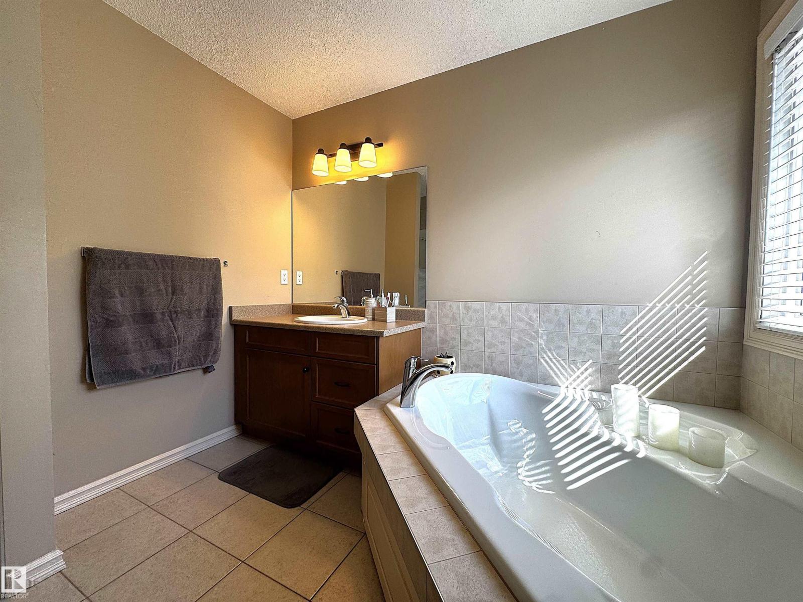 Photo 10 of 3756 13 St Nw, Edmonton AB