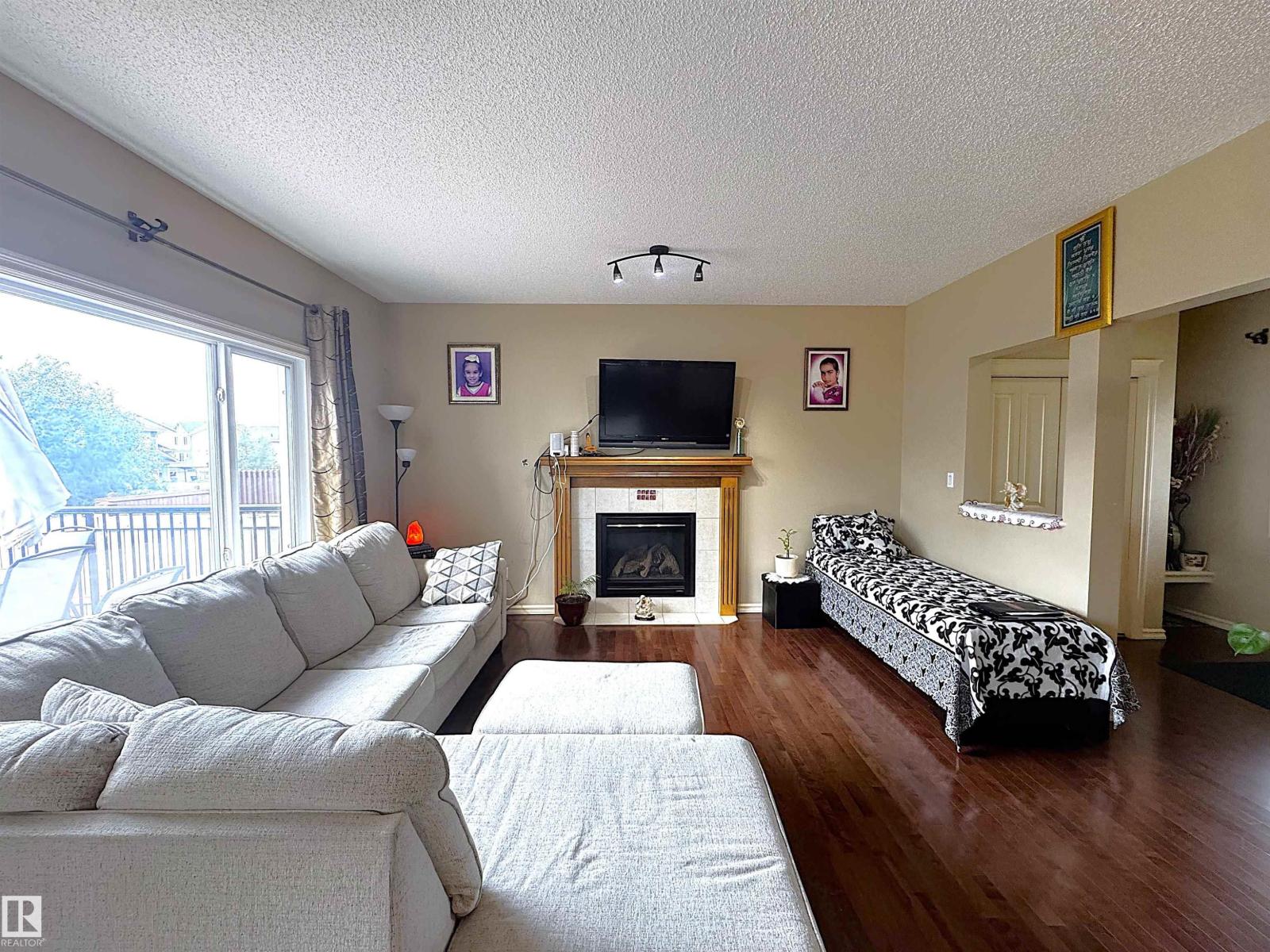 Photo 3 of 3756 13 St Nw, Edmonton AB