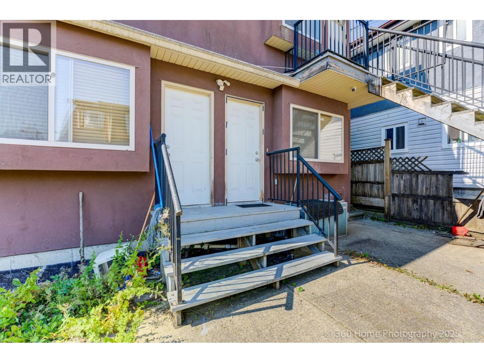 Photo 4 of 3345 Monmouth Avenue, Vancouver BC