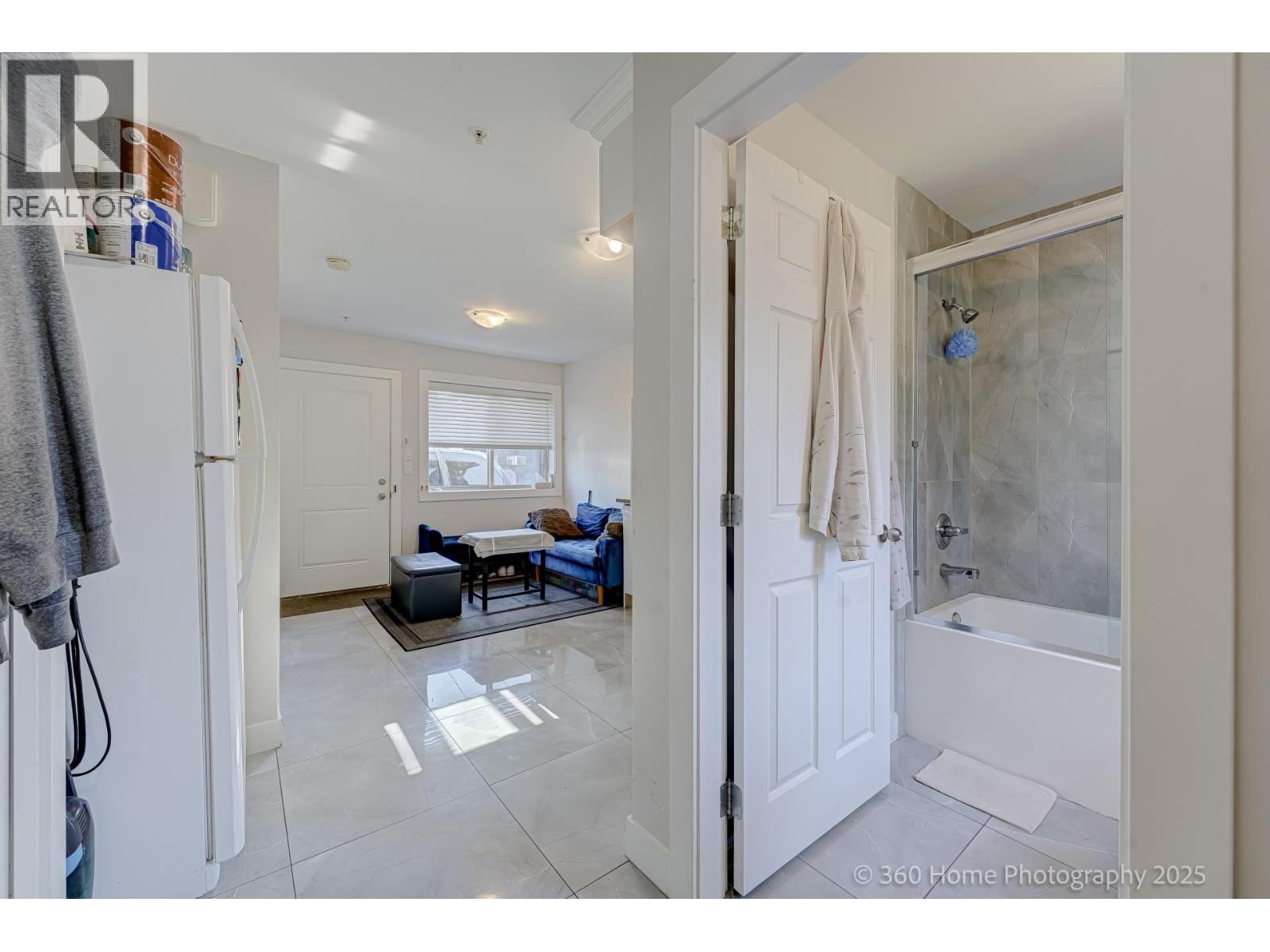 Photo 13 of 3345 Monmouth Avenue, Vancouver BC