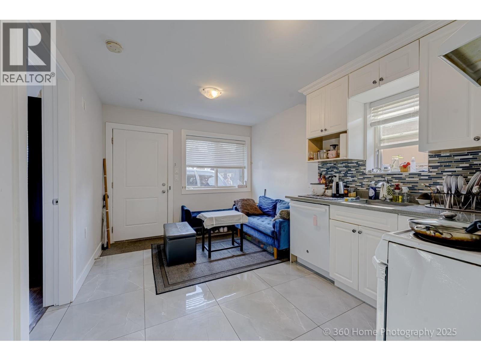 Photo 12 of 3345 Monmouth Avenue, Vancouver BC