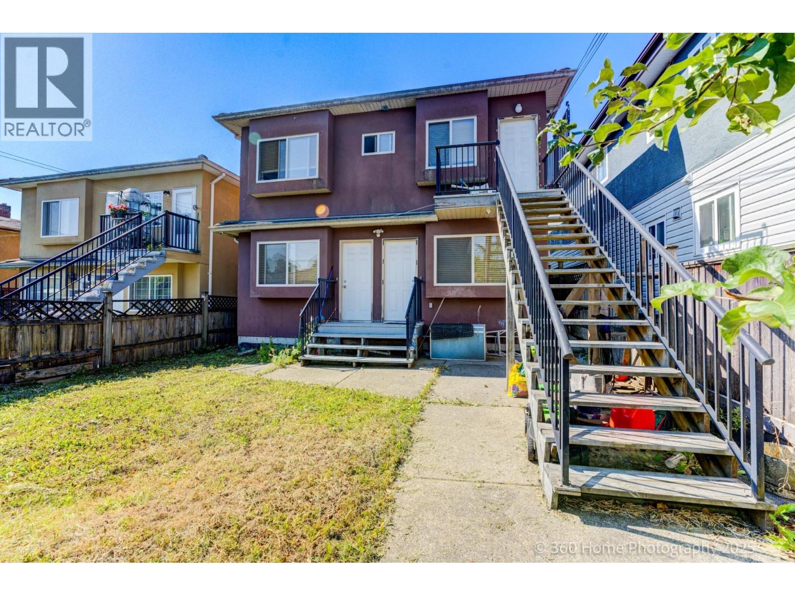 Photo 3 of 3345 Monmouth Avenue, Vancouver BC