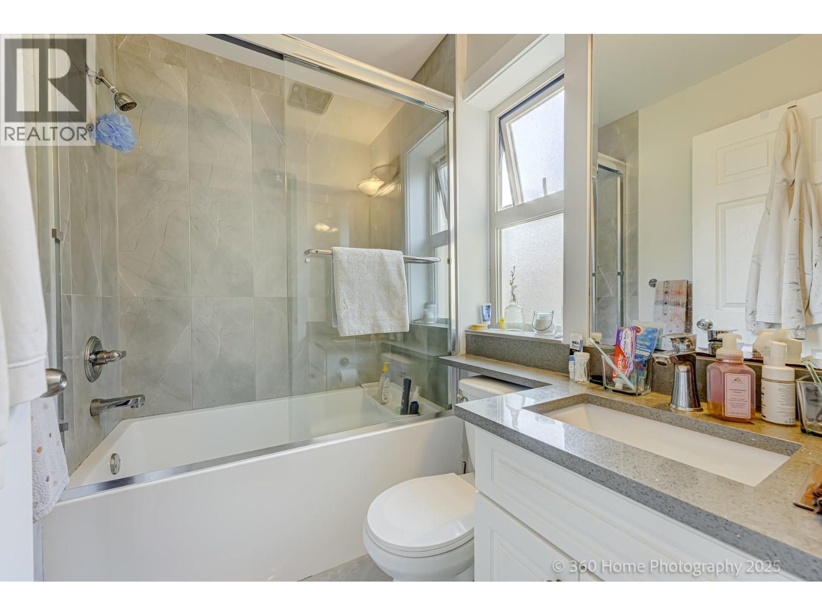 Photo 9 of 3345 Monmouth Avenue, Vancouver BC