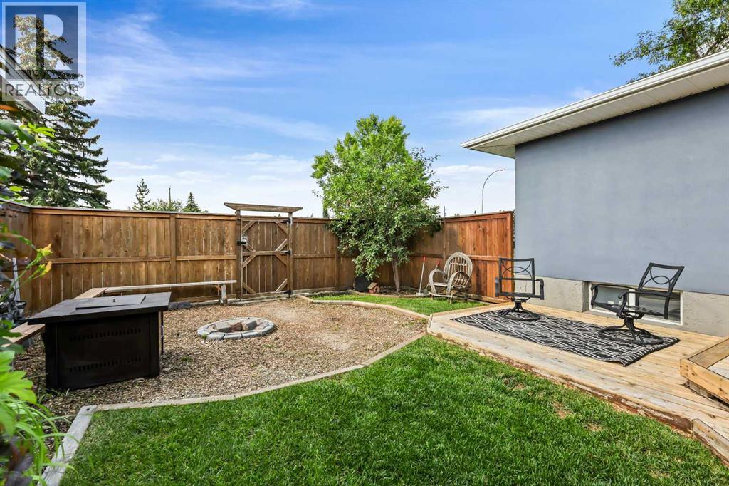 Photo 4 of 92 Governor Drive Sw, Calgary AB