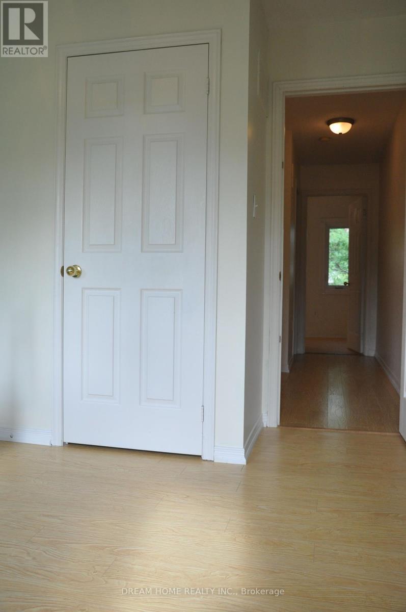 Photo 11 of 46 Baffin Court, Richmond Hill ON