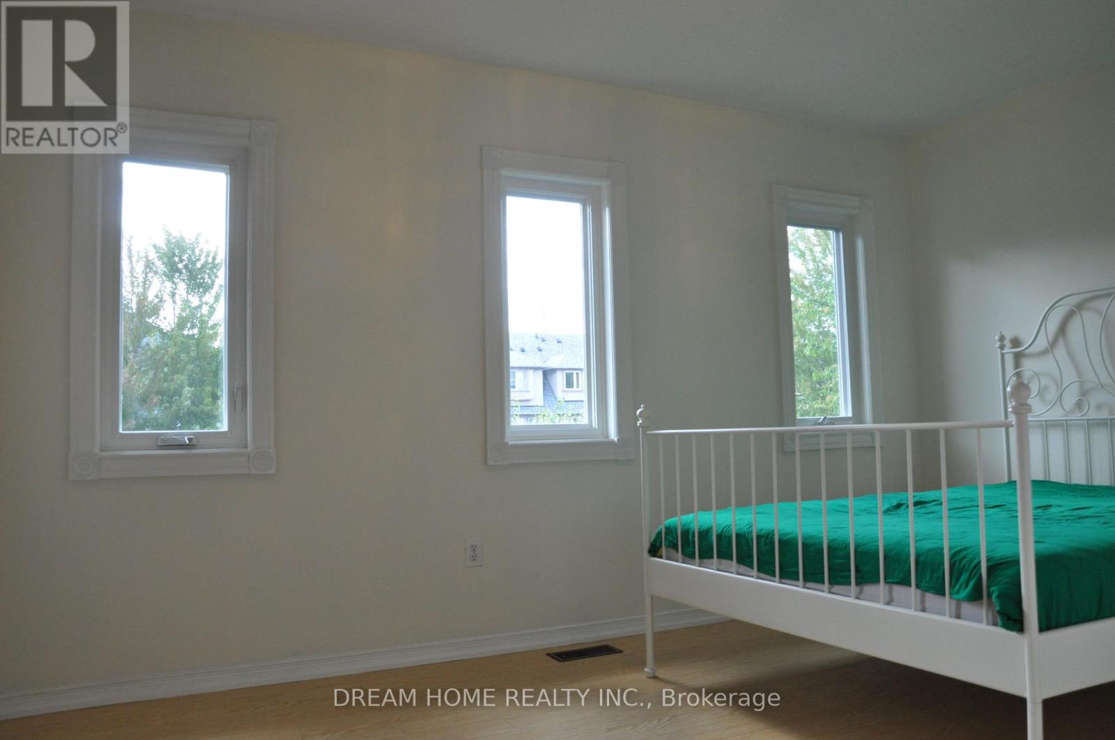 Photo 12 of 46 Baffin Court, Richmond Hill ON