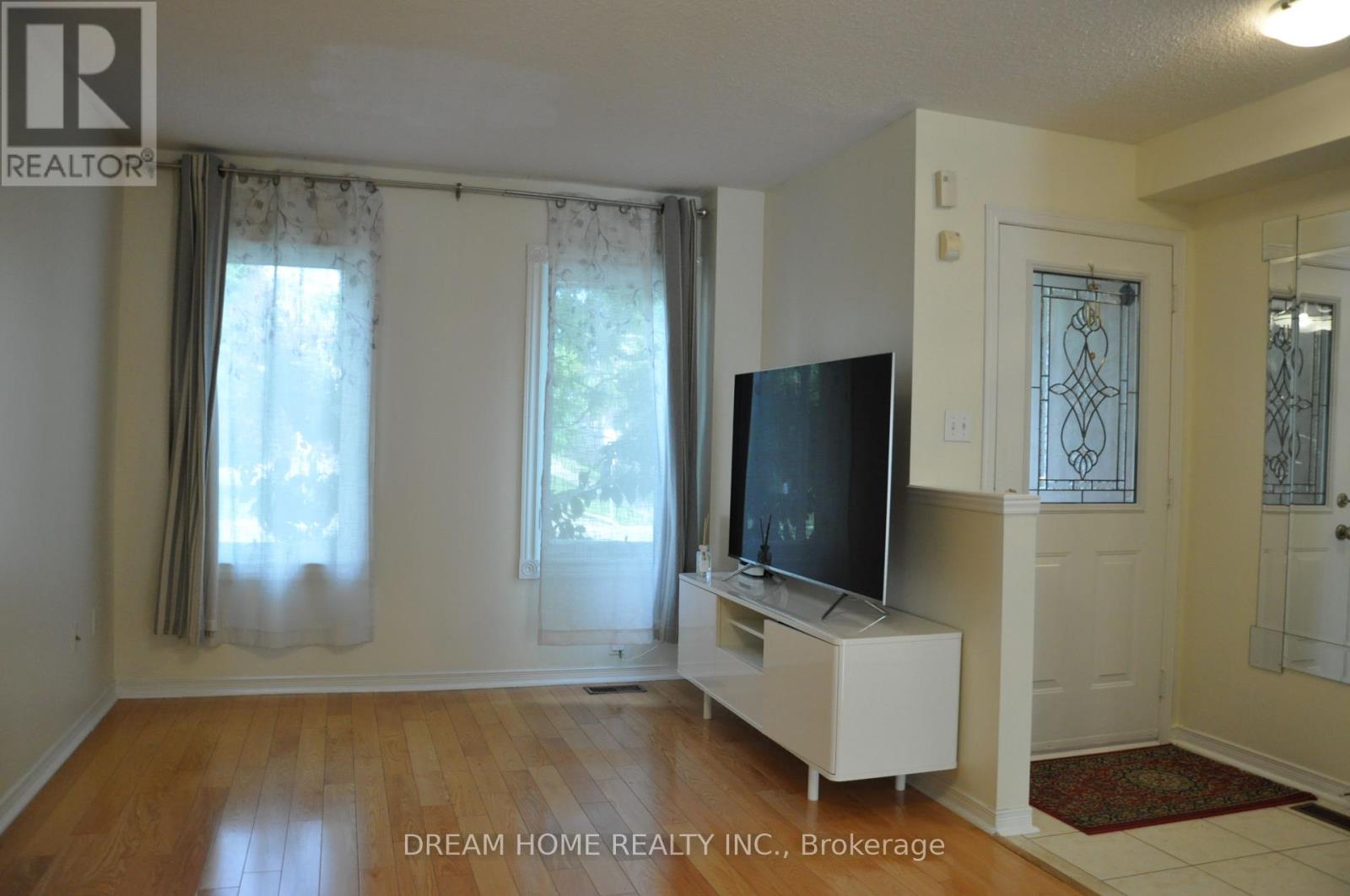 Photo 2 of 46 Baffin Court, Richmond Hill ON