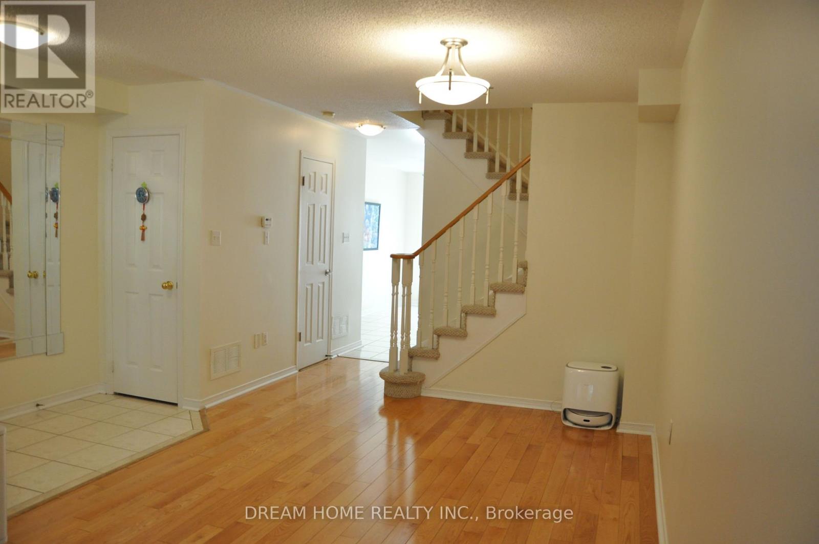 Photo 4 of 46 Baffin Court, Richmond Hill ON