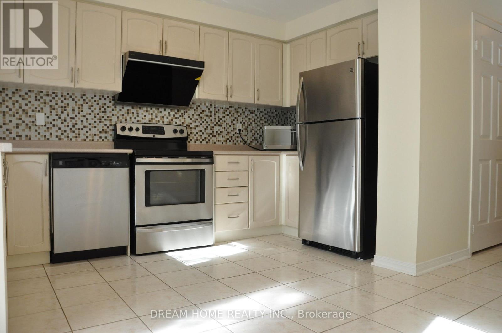 Photo 5 of 46 Baffin Court, Richmond Hill ON