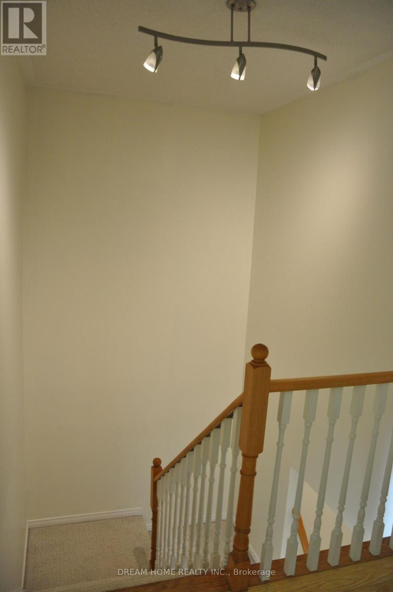 Photo 7 of 46 Baffin Court, Richmond Hill ON