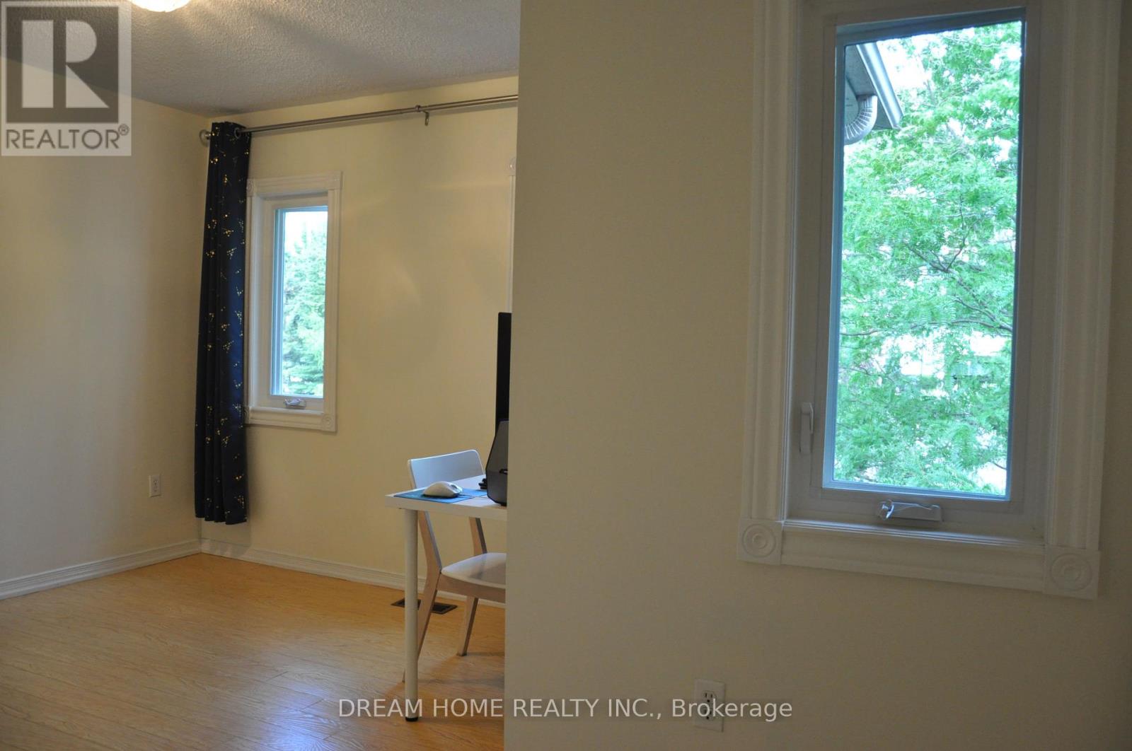 Photo 8 of 46 Baffin Court, Richmond Hill ON