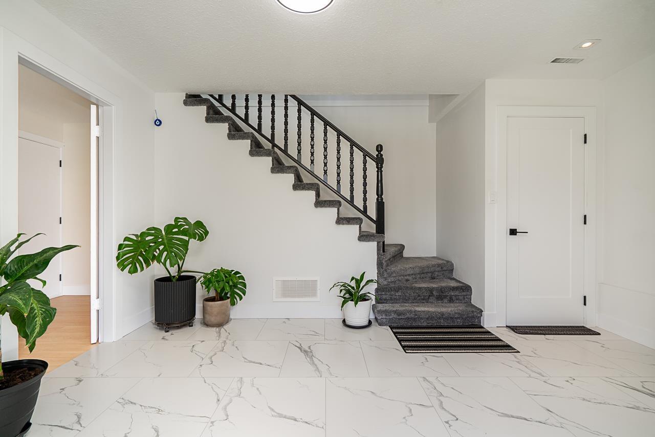 Photo 14 of 17233 60 Avenue, Surrey BC