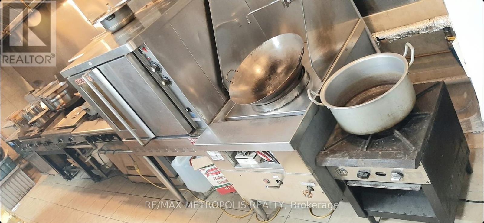 Photo 4 of 5118 Dundas Street W, Toronto ON