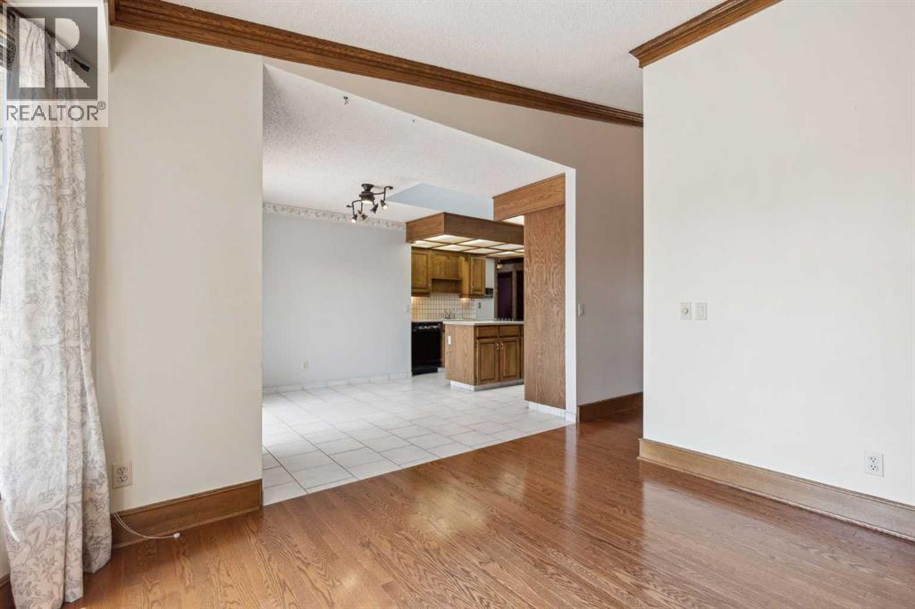 Photo 4 of 16 Edcath Mews Nw, Calgary AB