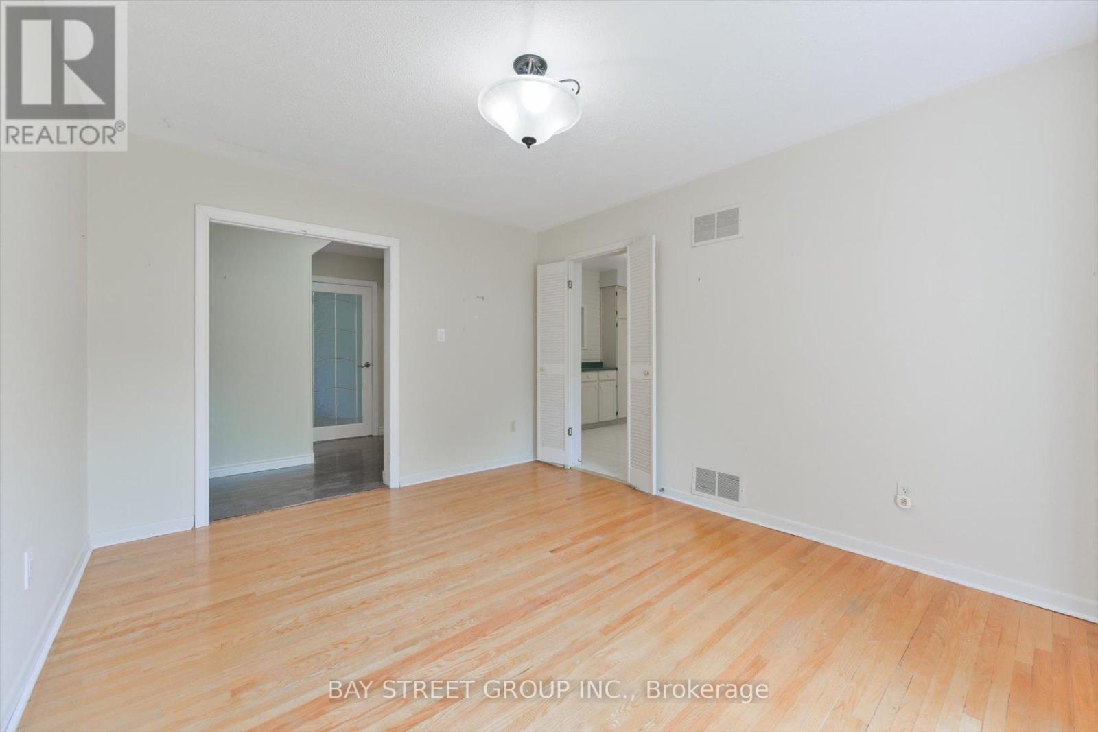 Photo 32 of 33 Kilchurn Castle Drive, Toronto ON