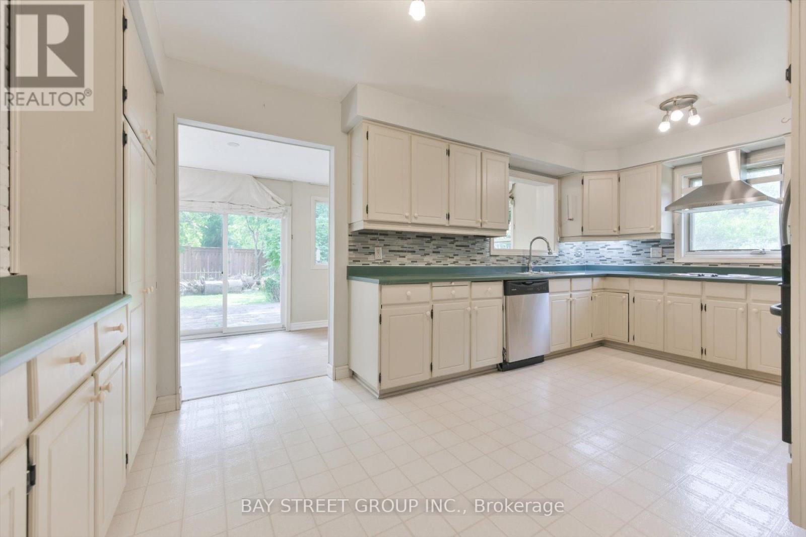 Photo 13 of 33 Kilchurn Castle Drive, Toronto ON