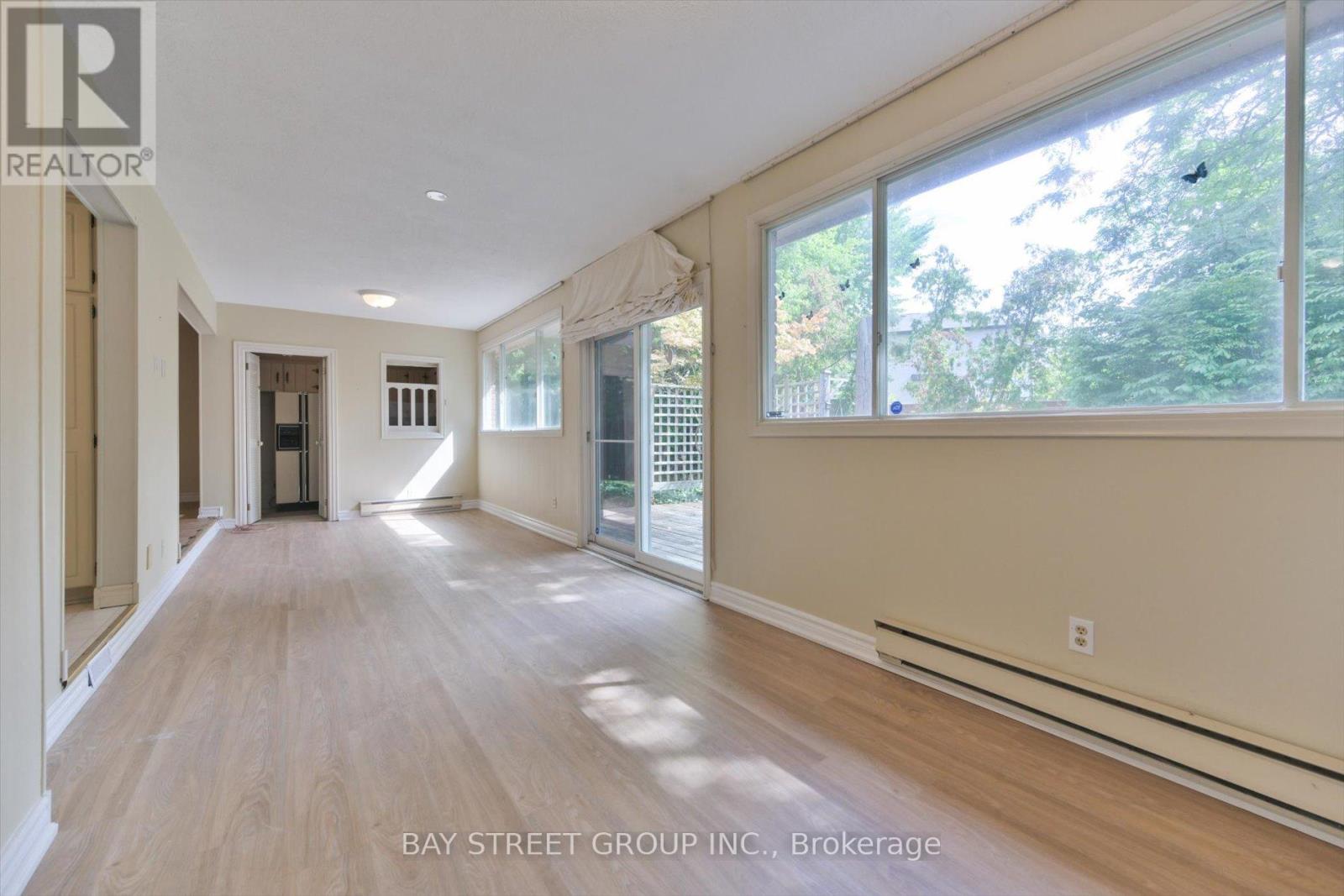 Photo 9 of 33 Kilchurn Castle Drive, Toronto ON