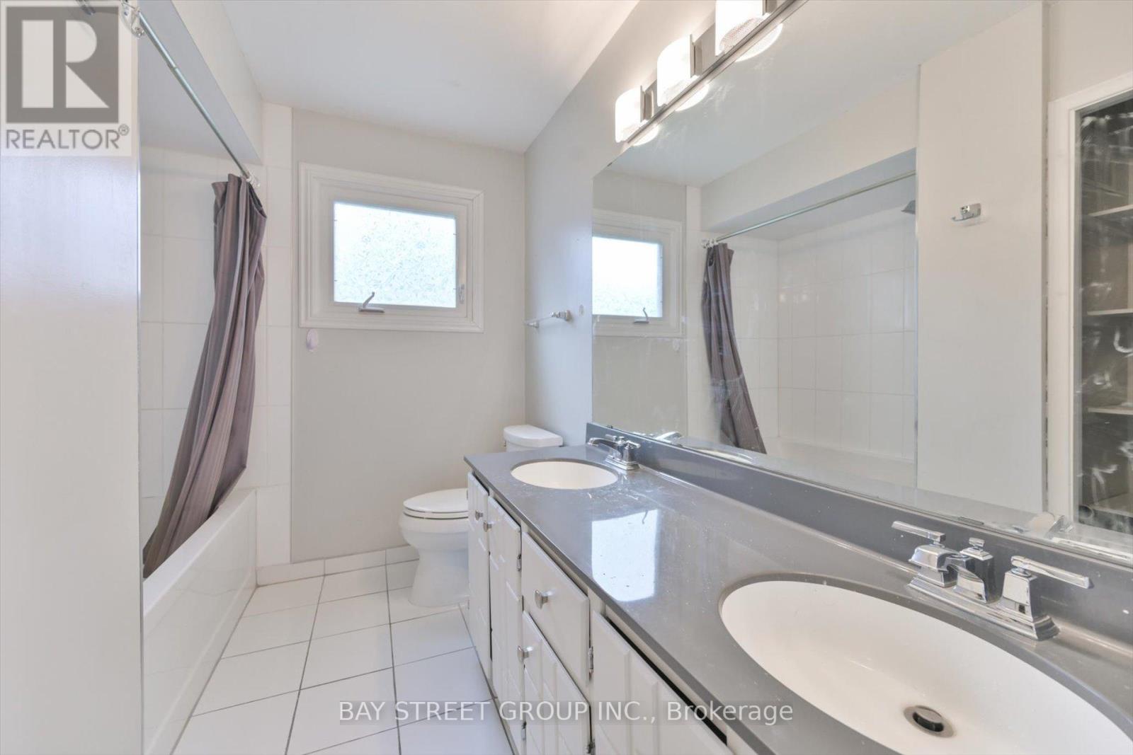Photo 6 of 33 Kilchurn Castle Drive, Toronto ON