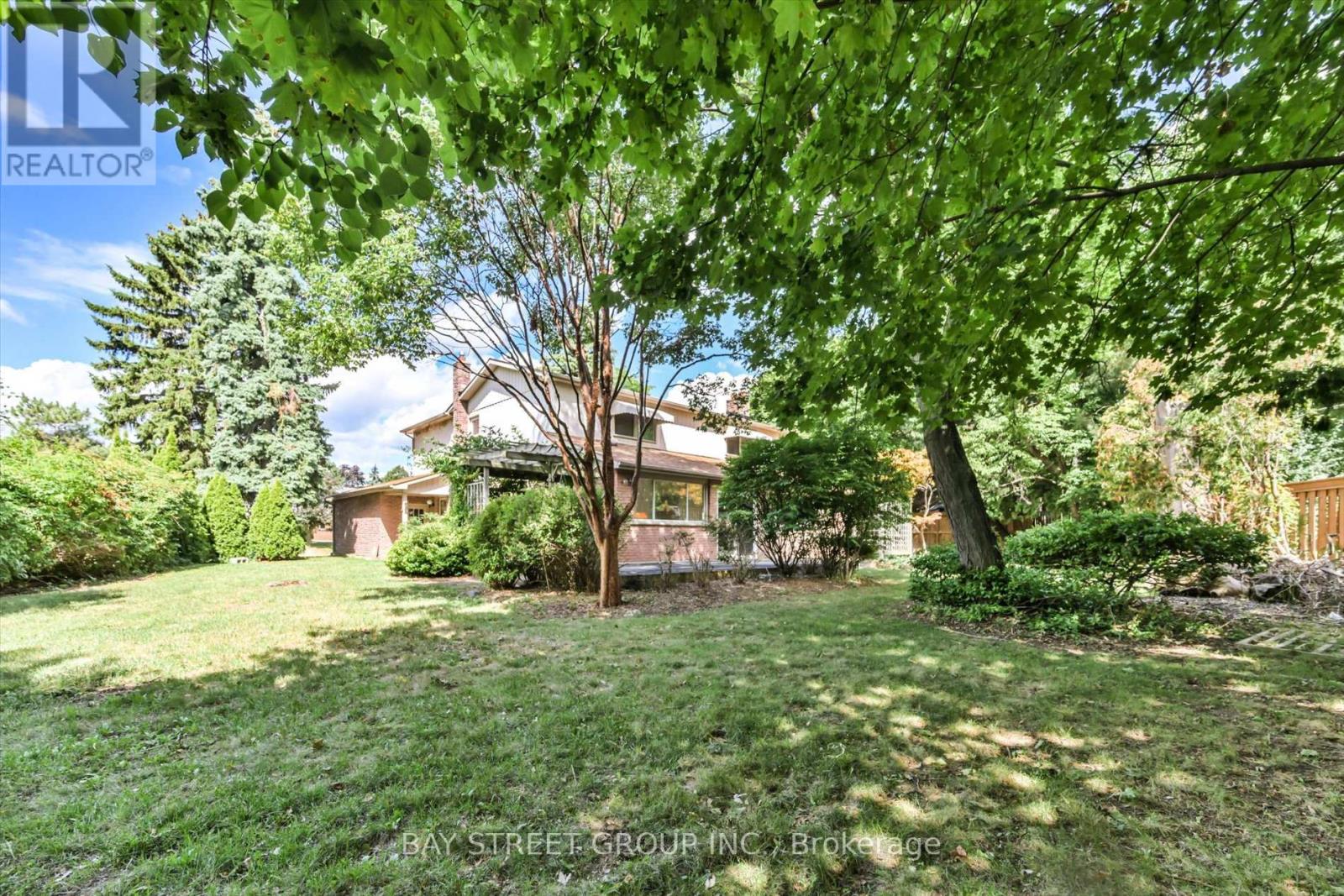 Photo 3 of 33 Kilchurn Castle Drive, Toronto ON