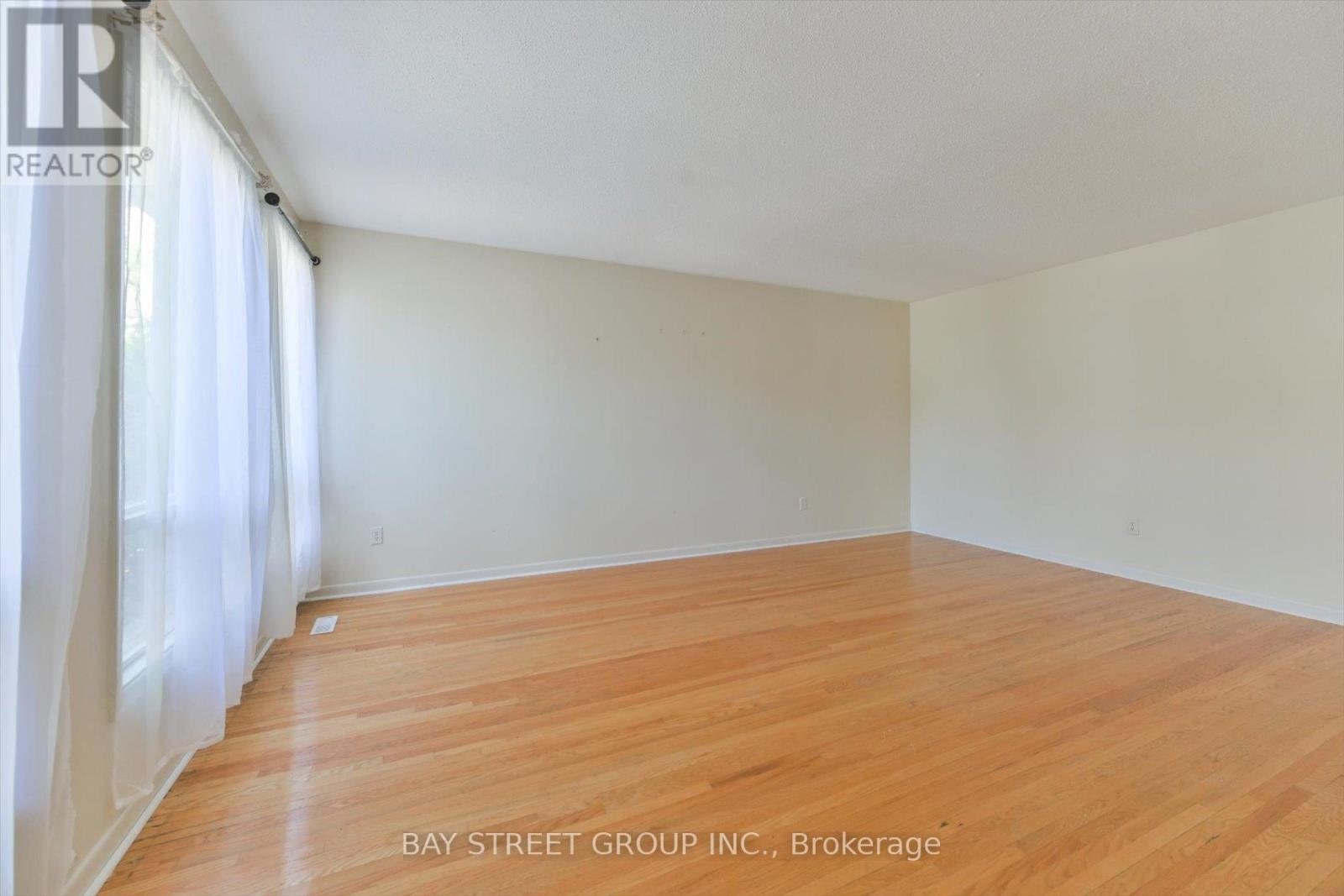 Photo 31 of 33 Kilchurn Castle Drive, Toronto ON
