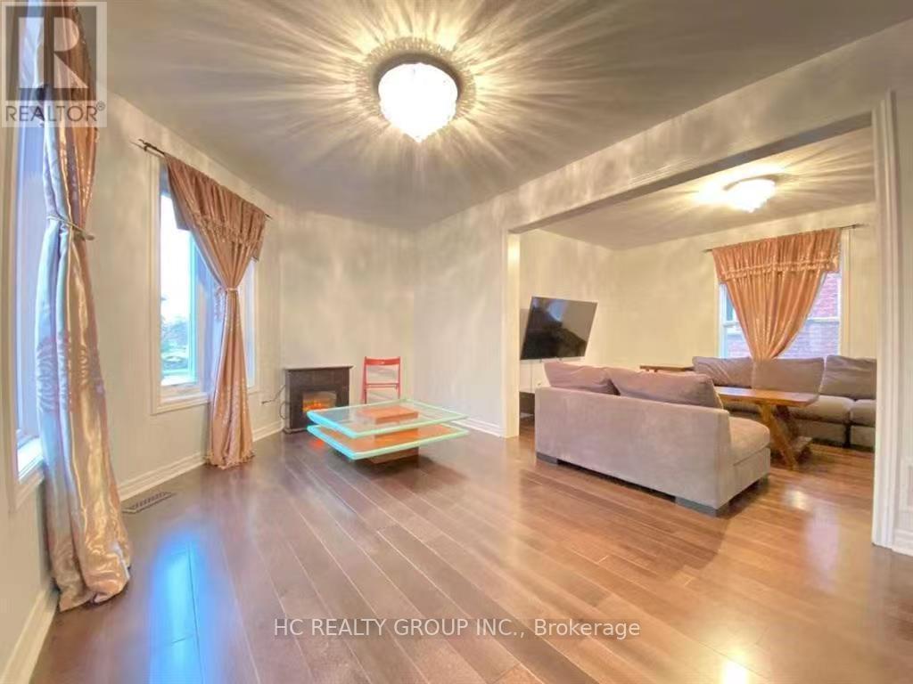 Photo 10 of 97 Woodriver Street, Richmond Hill ON