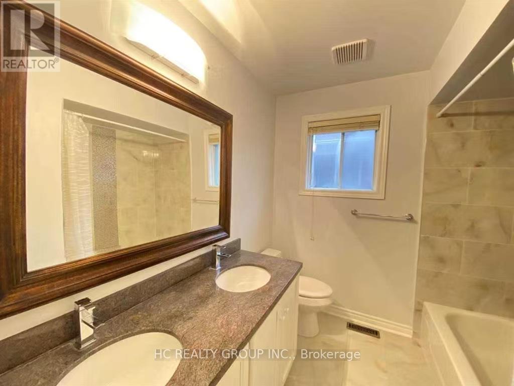 Photo 4 of 97 Woodriver Street, Richmond Hill ON