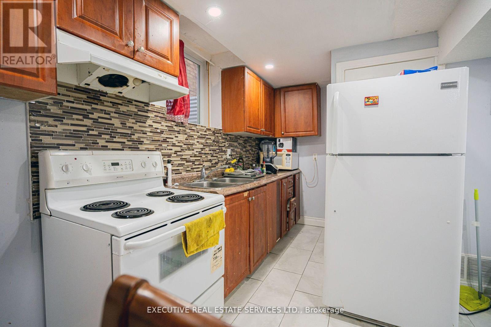 Photo 9 of 27 Savita Road, Brampton ON