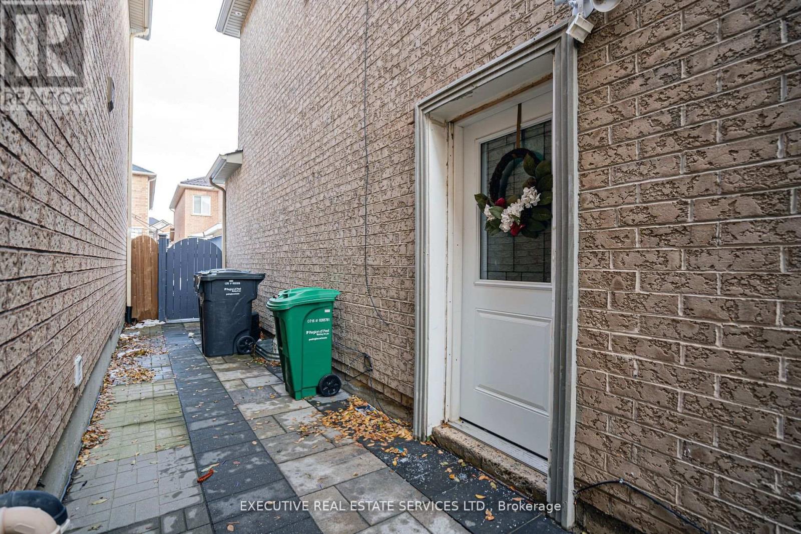 Photo 6 of 27 Savita Road, Brampton ON