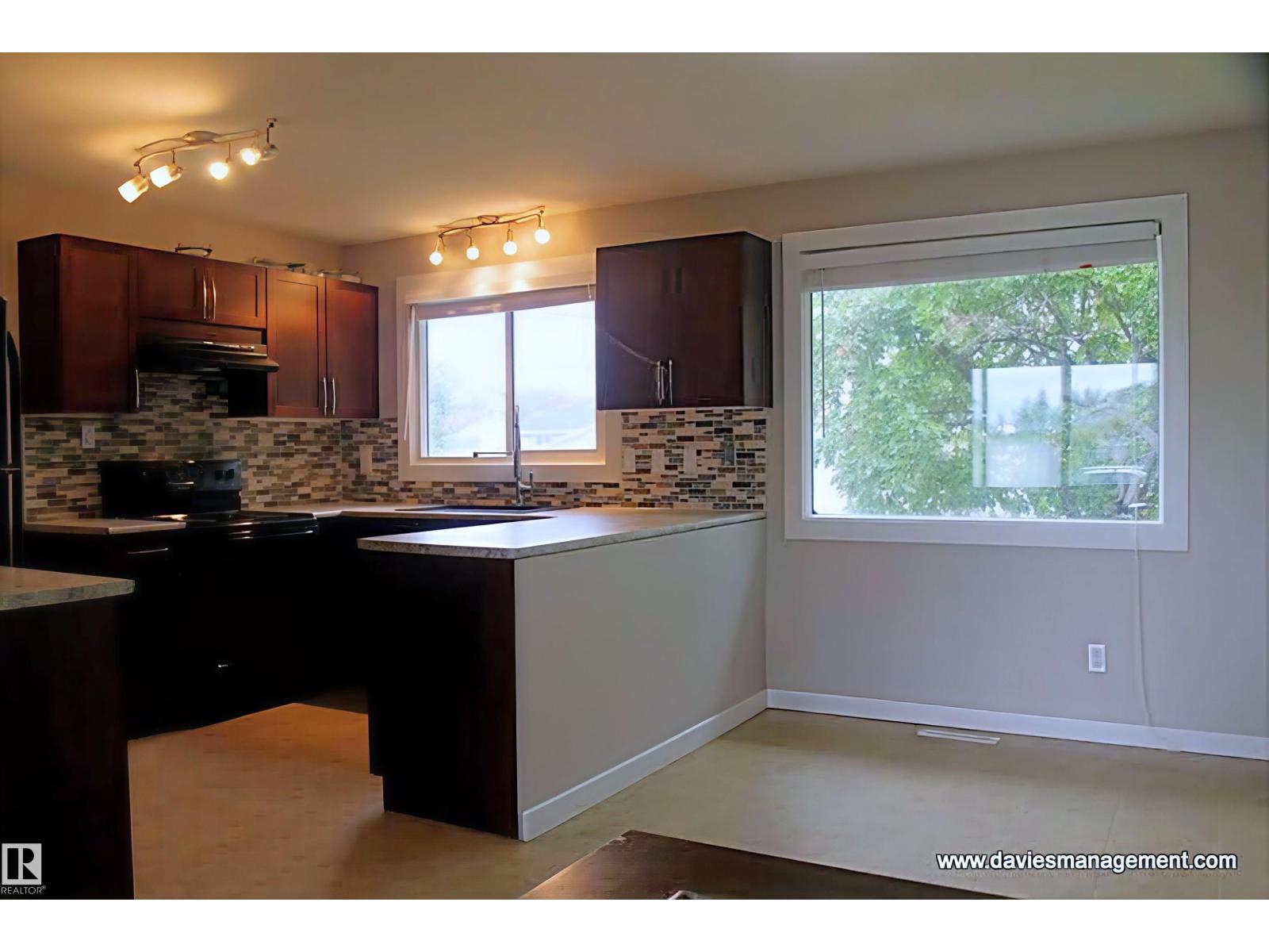 Photo 8 of 9412 134 Av Nw, Edmonton AB