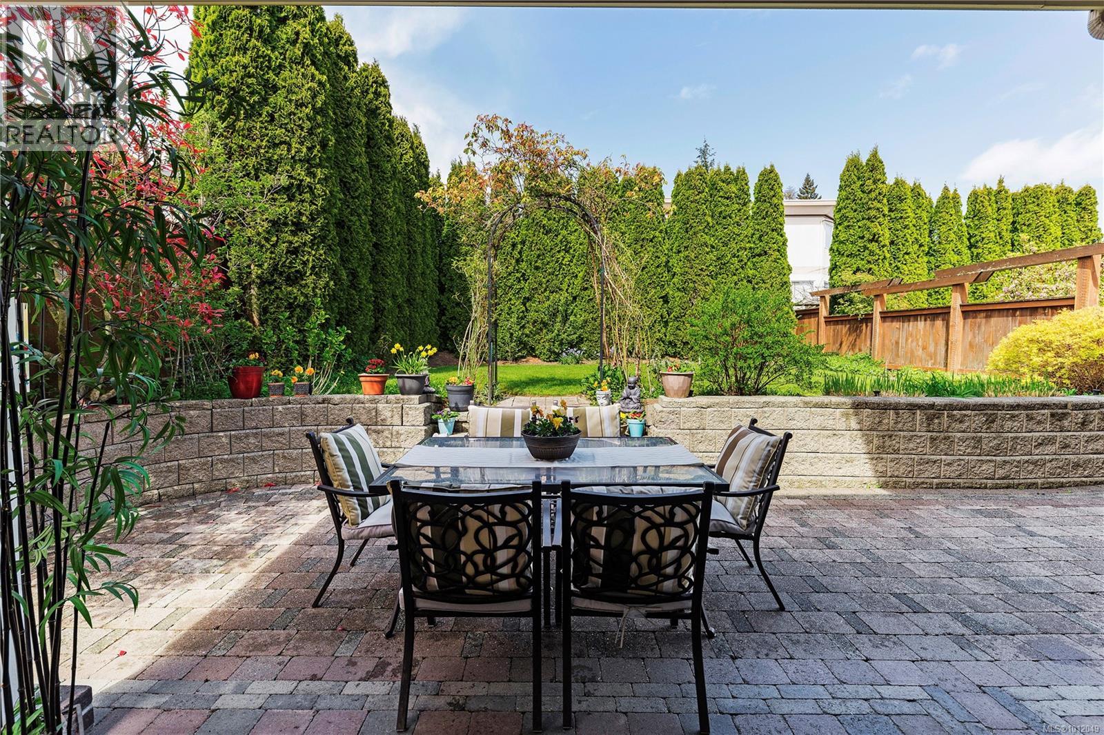 Photo 10 of 4994 La Quinta Pl, Saanich BC