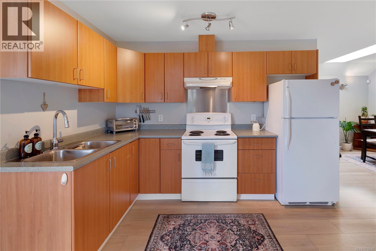 Photo 11 of 4994 La Quinta Pl, Saanich BC
