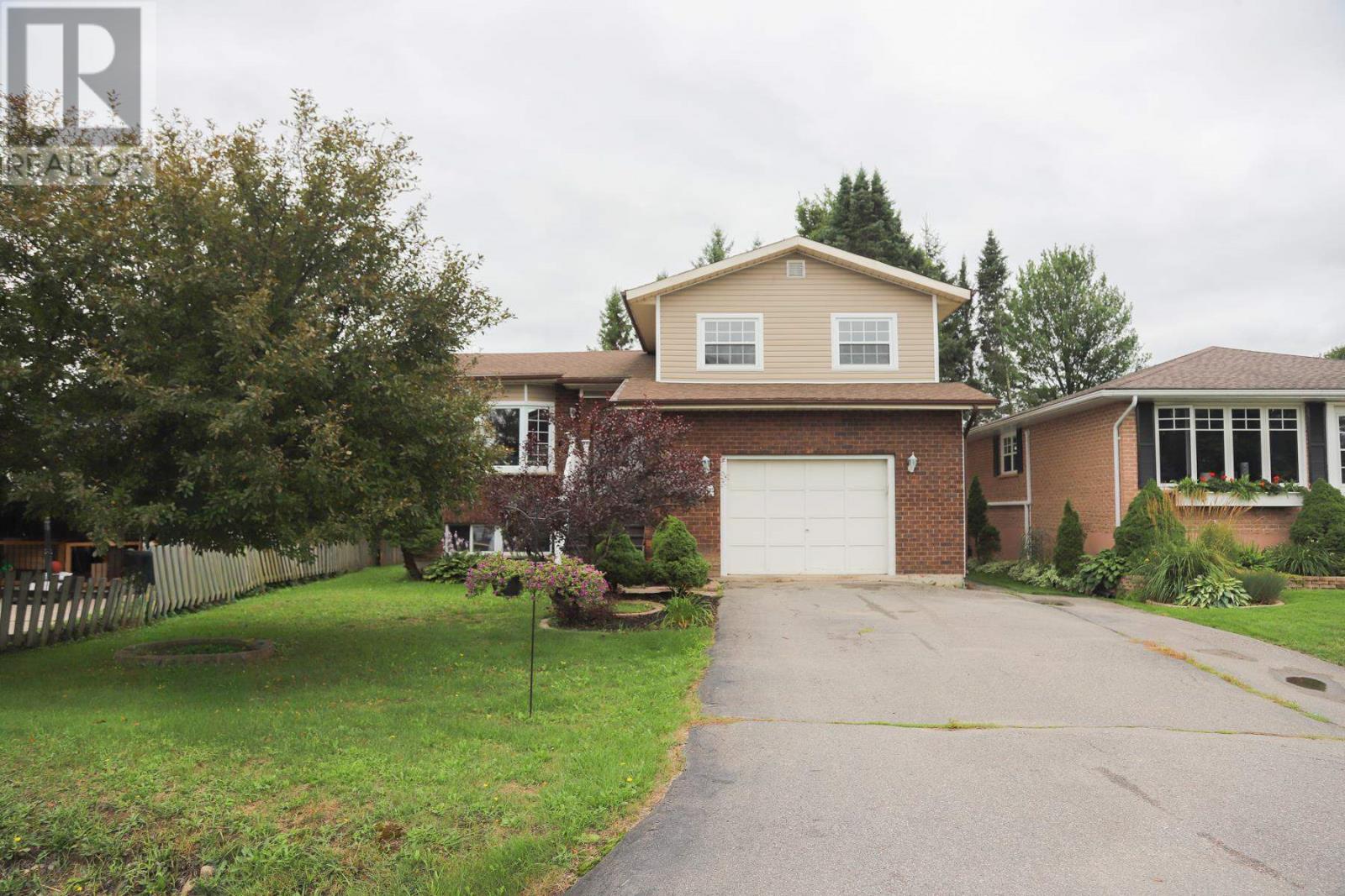 Photo 24 of 19 Sutton Pl, Sault Ste Marie ON