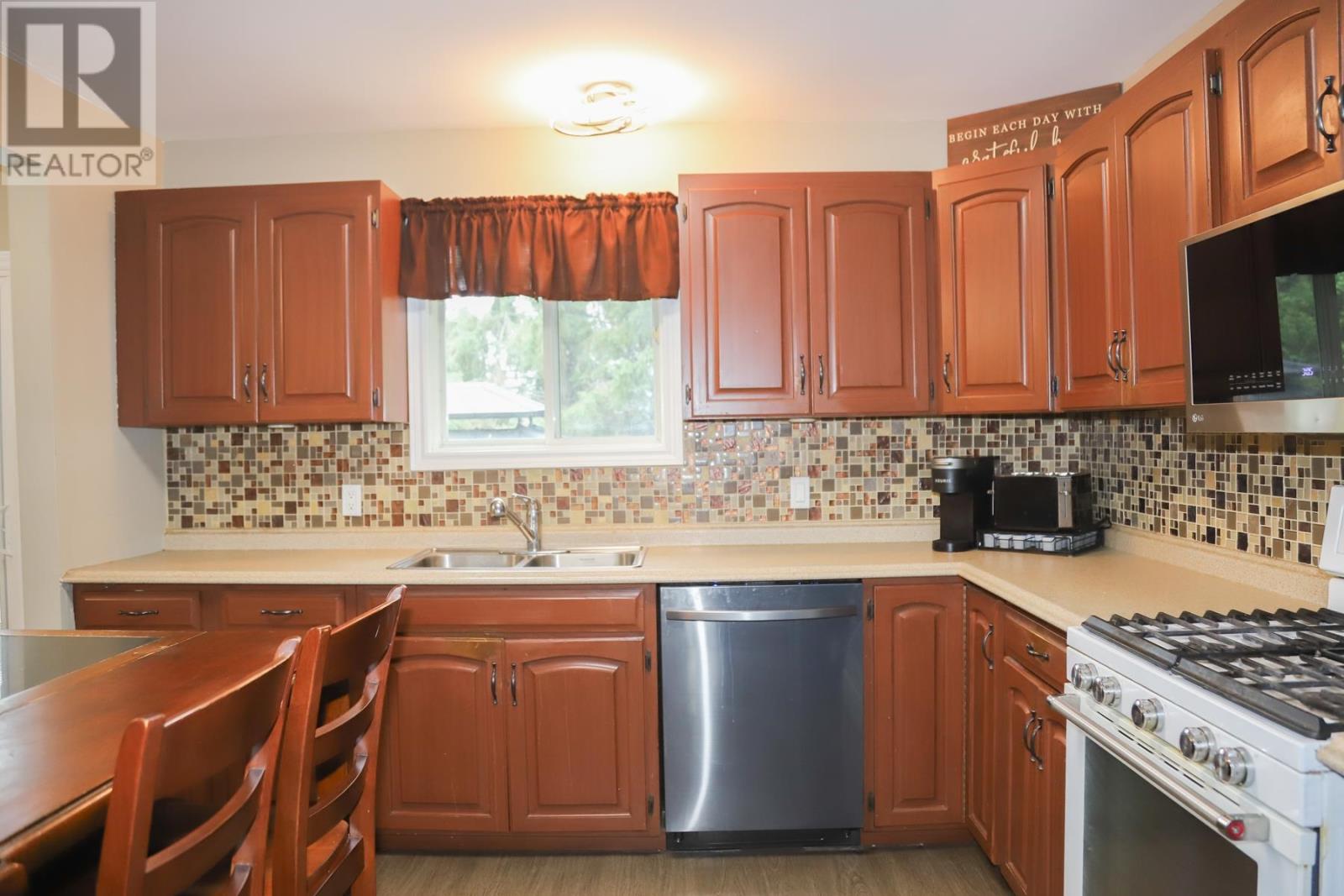 Photo 11 of 19 Sutton Pl, Sault Ste Marie ON