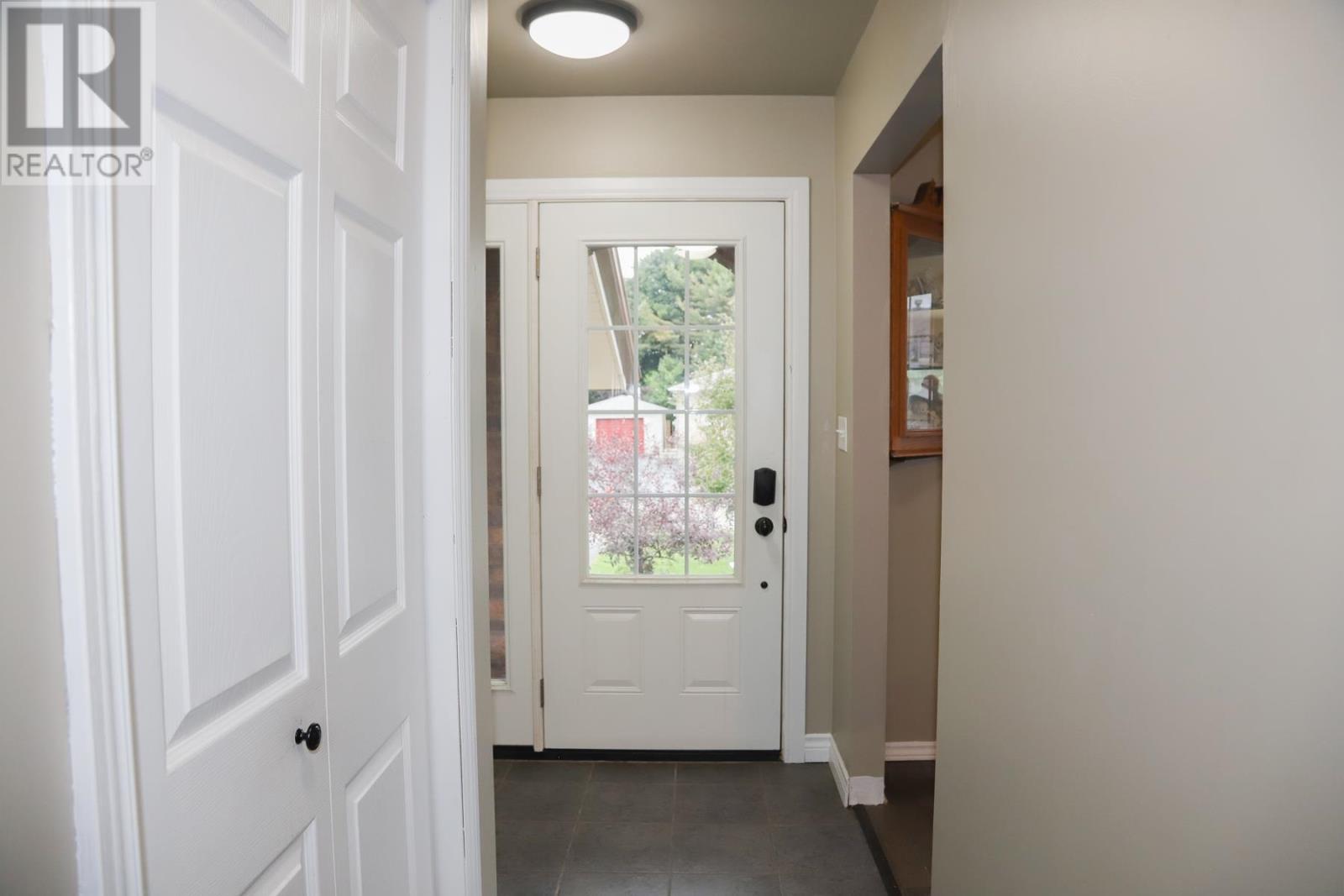 Photo 14 of 19 Sutton Pl, Sault Ste Marie ON
