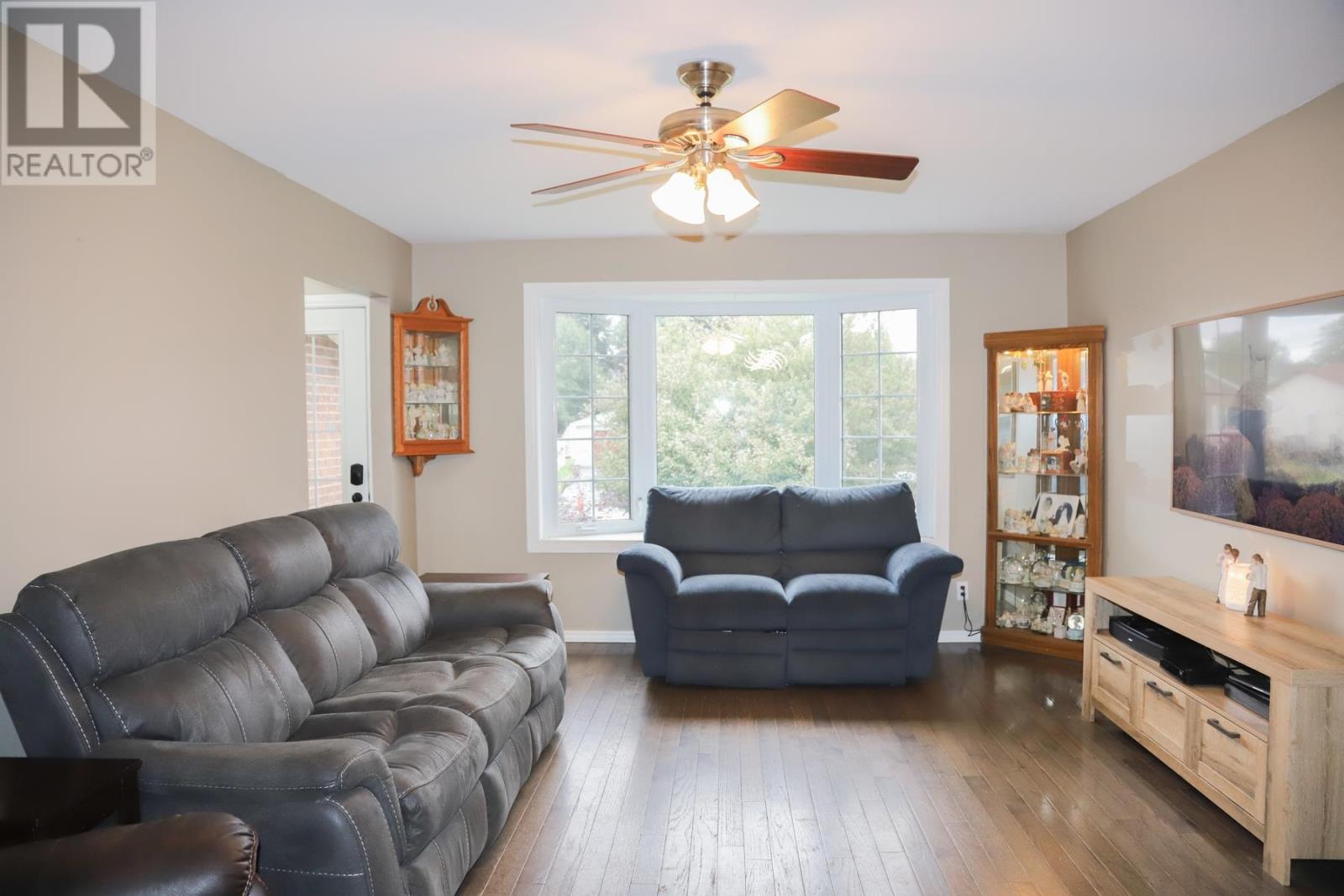 Photo 27 of 19 Sutton Pl, Sault Ste Marie ON
