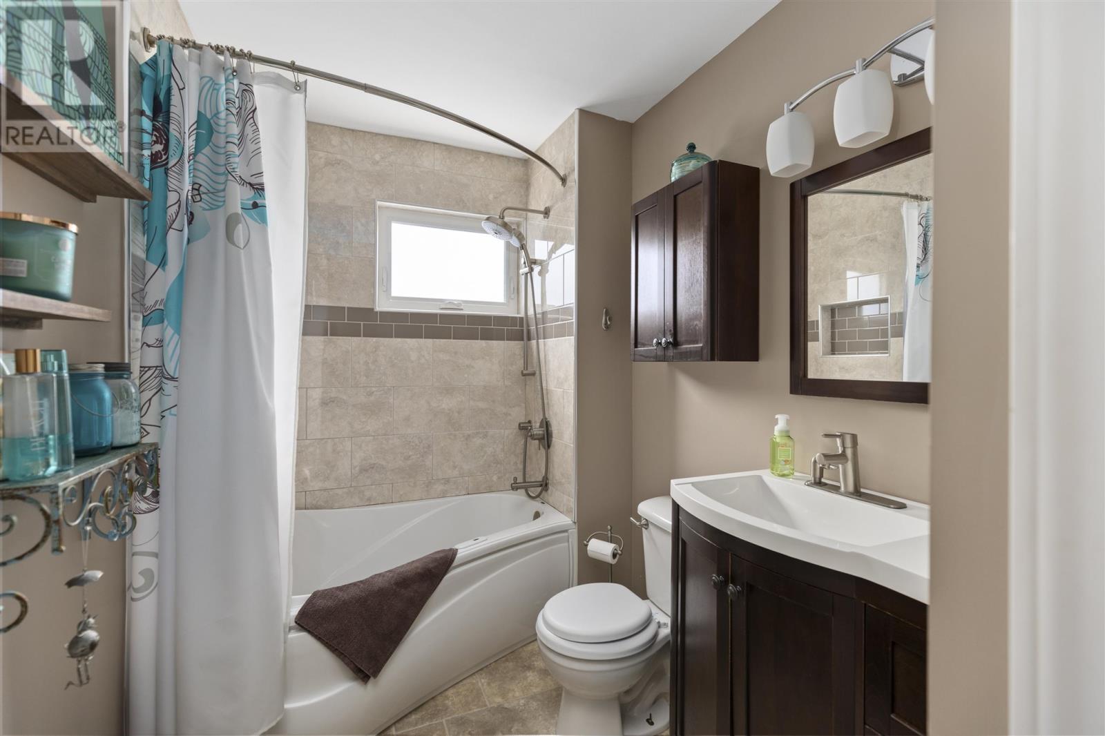 Photo 31 of 71 East Champagne Dr, Sault Ste Marie ON