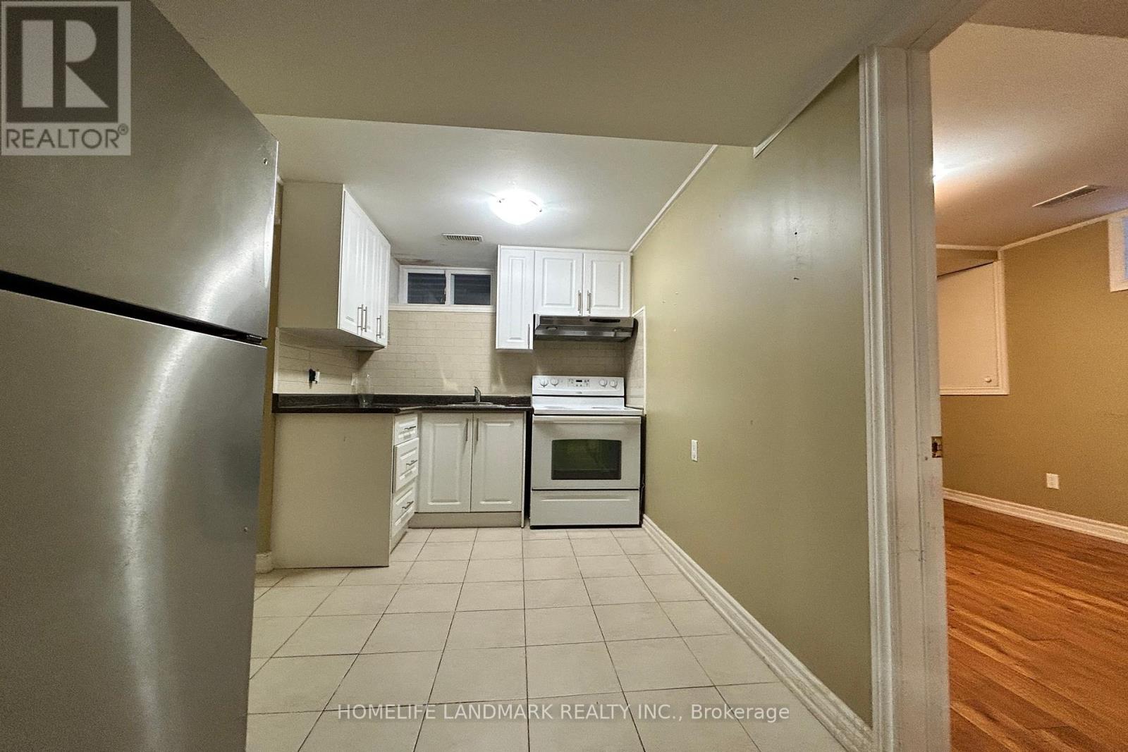 Photo 24 of 111 Drakefield Road, Markham ON