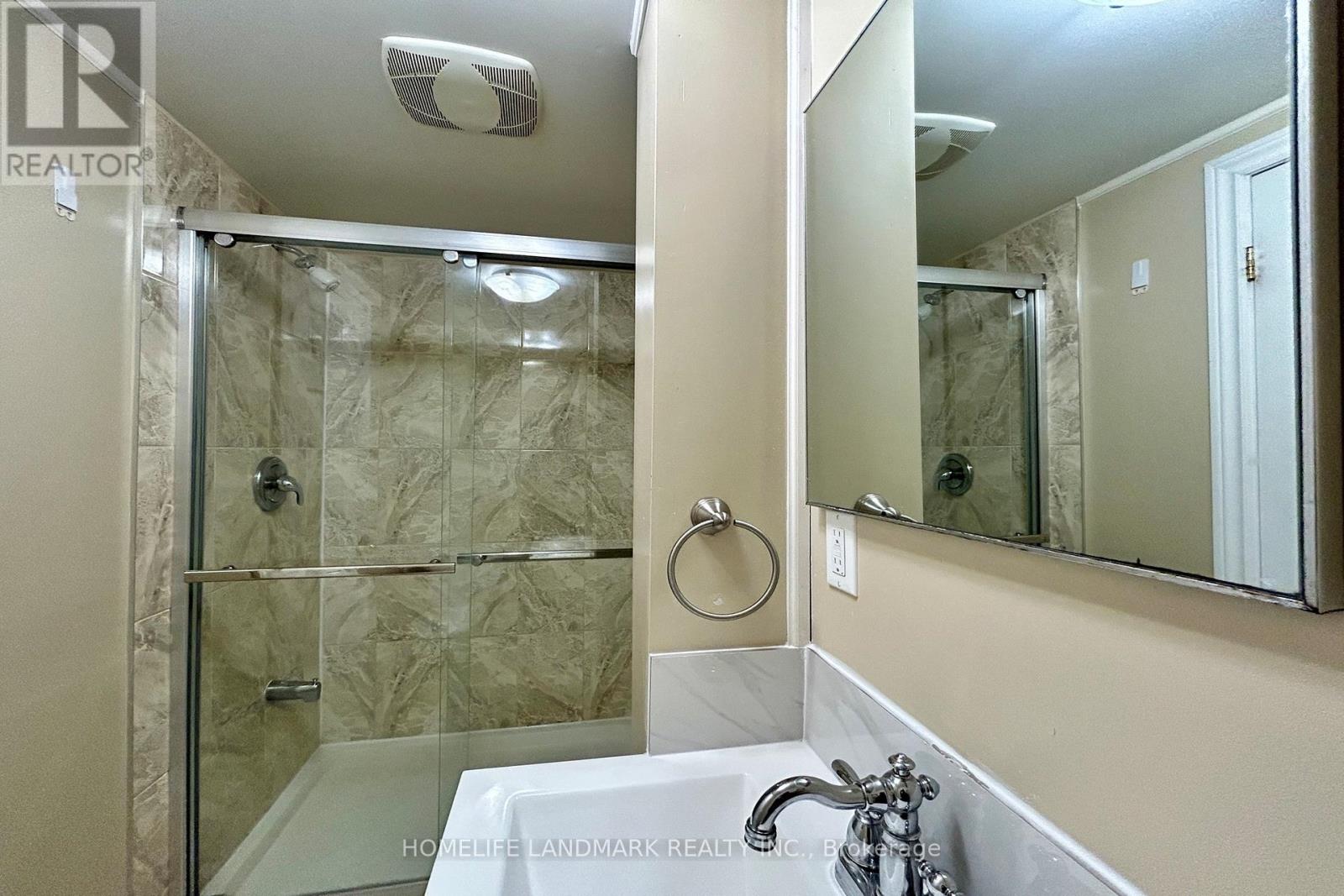 Photo 32 of 111 Drakefield Road, Markham ON