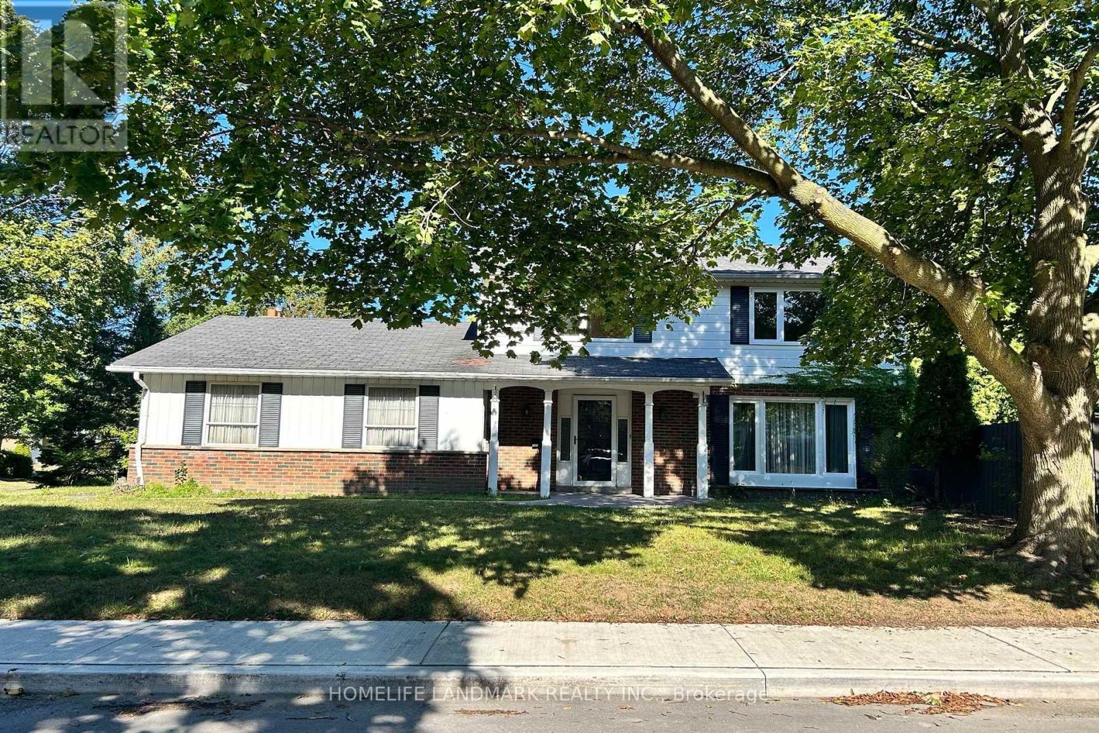 Photo 4 of 111 Drakefield Road, Markham ON