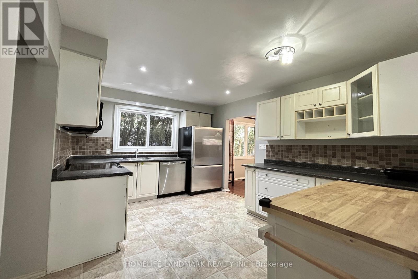 Photo 11 of 111 Drakefield Road, Markham ON