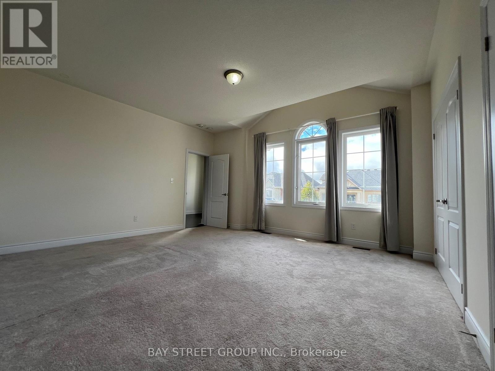 Photo 1 of 915 Ernest Cousins Circle, Newmarket ON