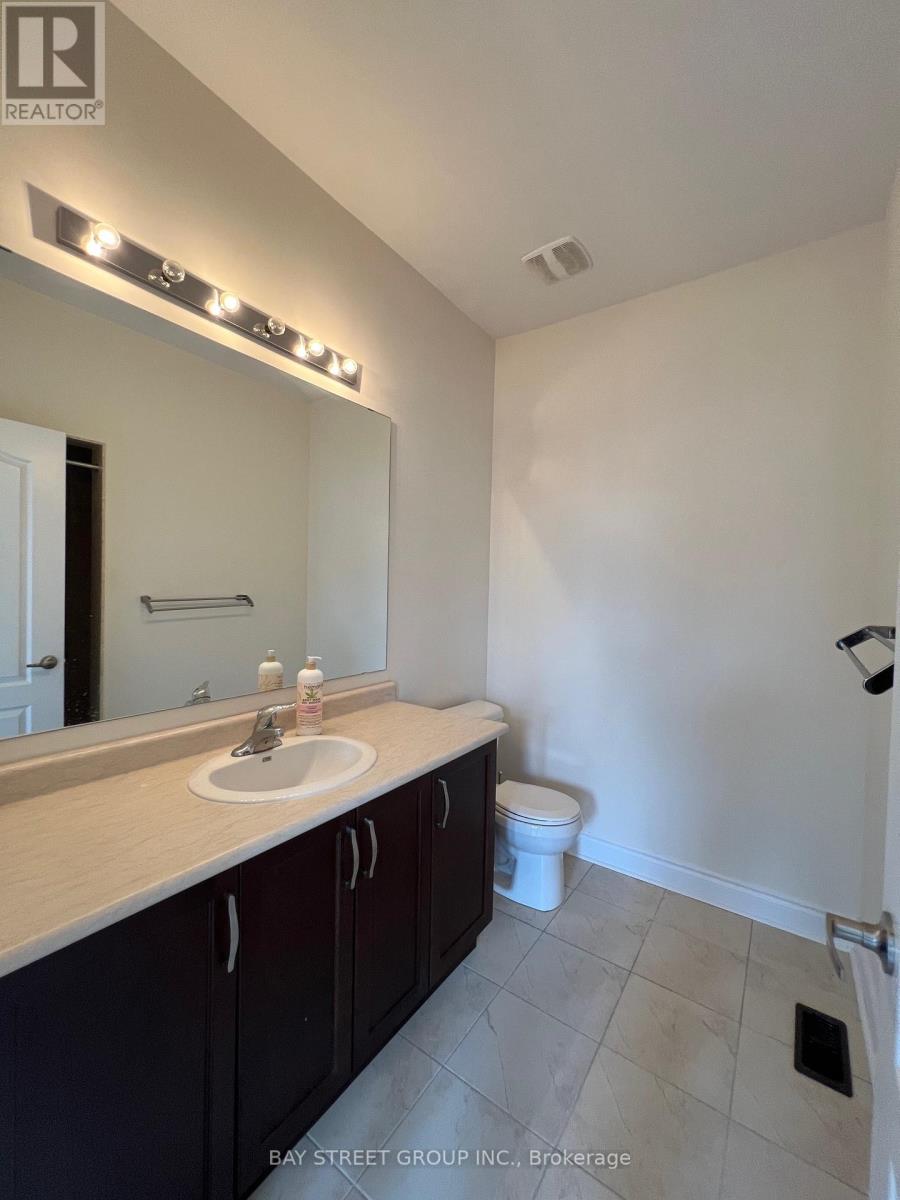 Photo 9 of 915 Ernest Cousins Circle, Newmarket ON