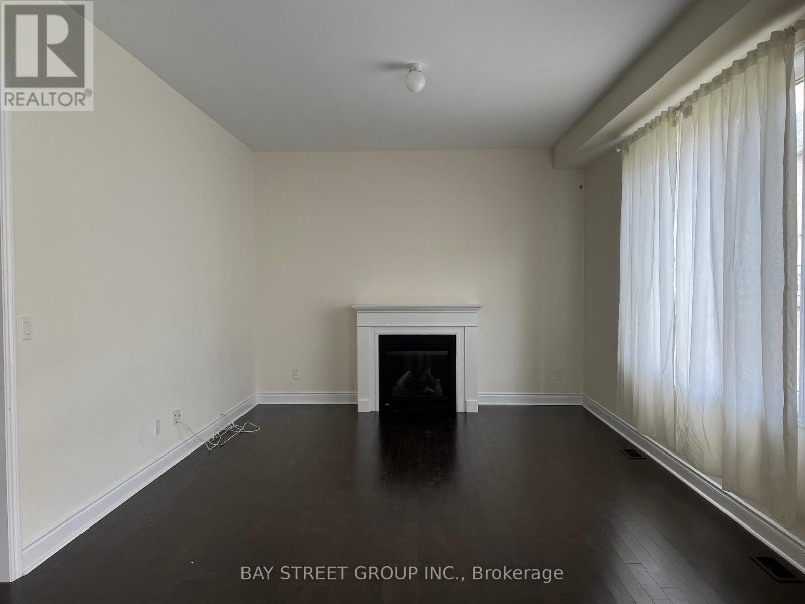 Photo 7 of 915 Ernest Cousins Circle, Newmarket ON