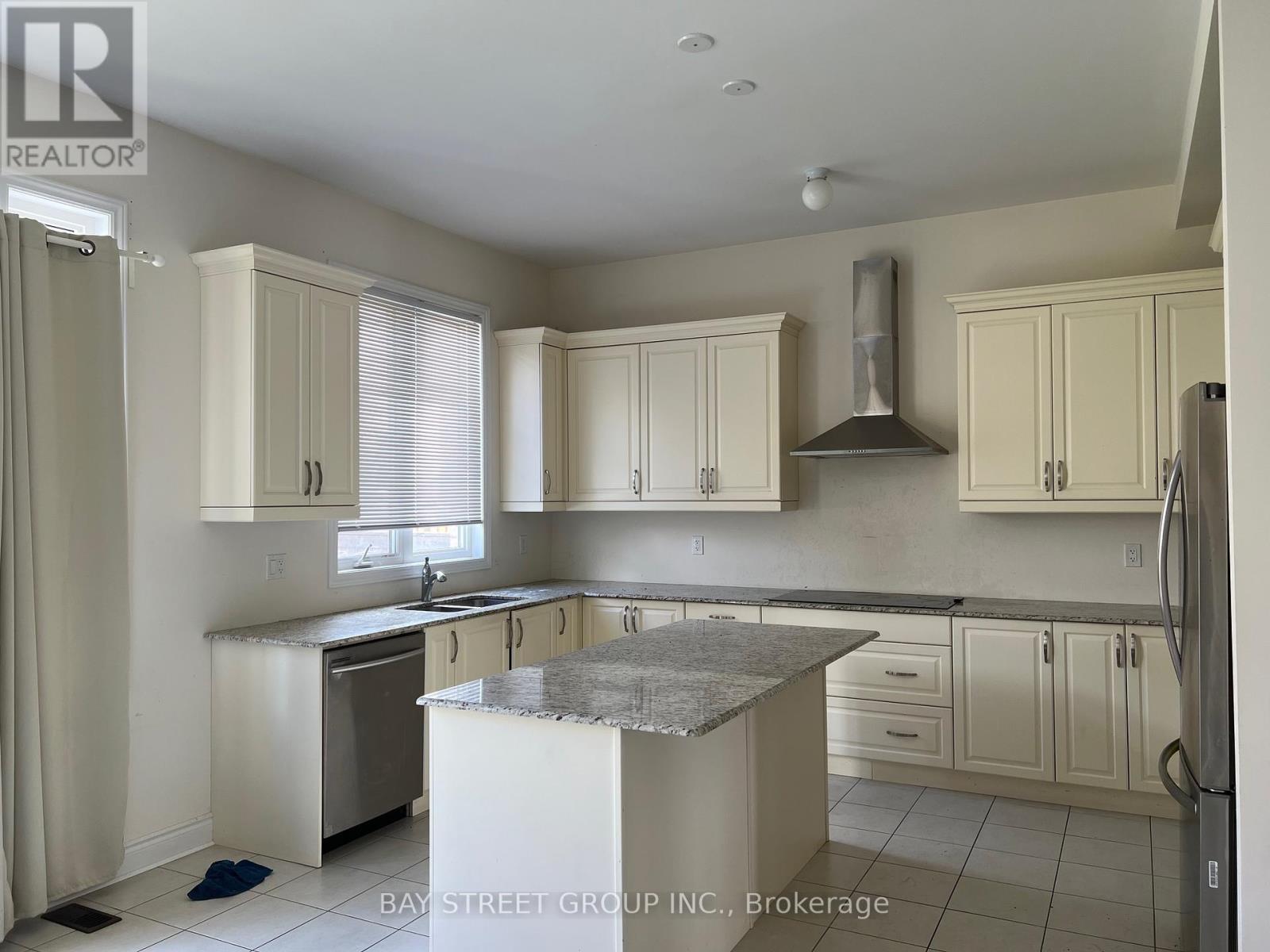 Photo 2 of 915 Ernest Cousins Circle, Newmarket ON