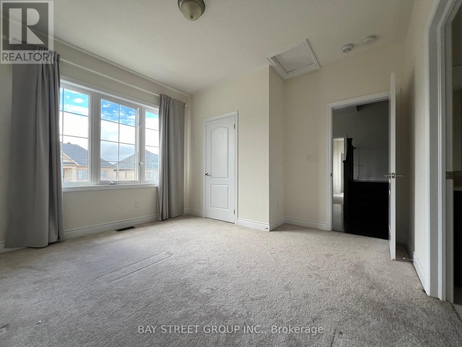 Photo 5 of 915 Ernest Cousins Circle, Newmarket ON