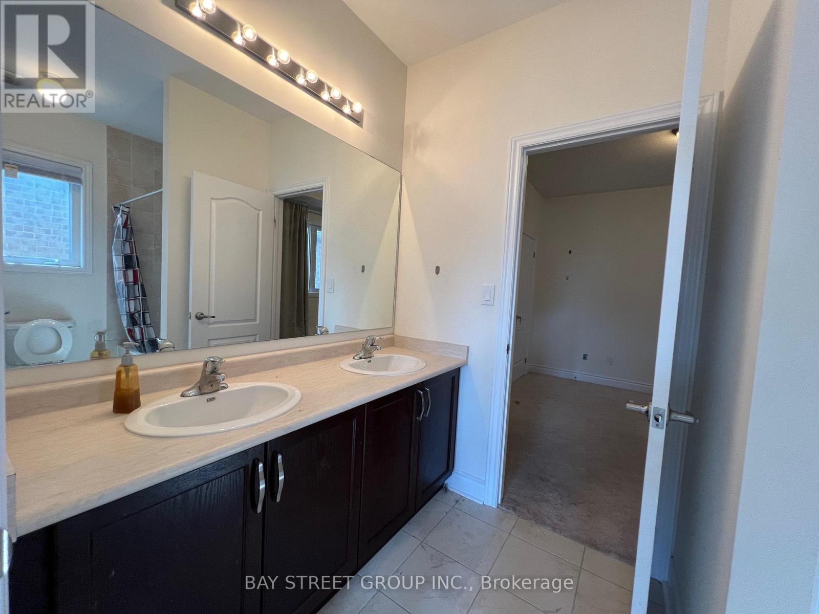 Photo 11 of 915 Ernest Cousins Circle, Newmarket ON