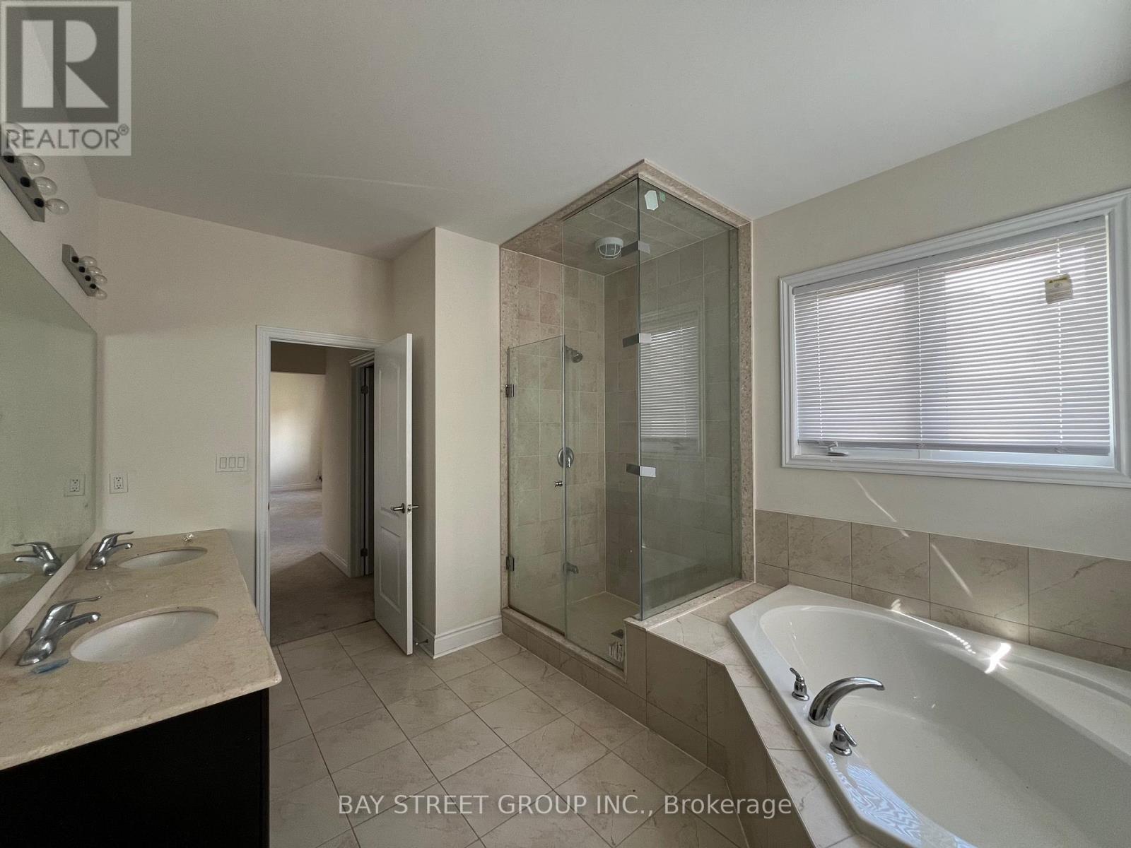 Photo 13 of 915 Ernest Cousins Circle, Newmarket ON